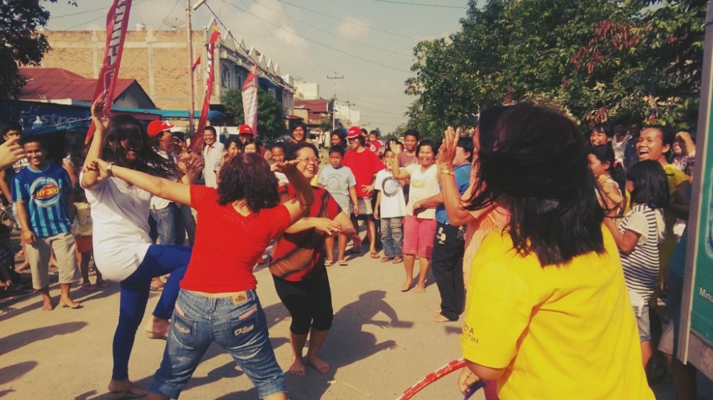 Kebahagiaan para ibu-ibu yang berhasil menang pertandingan hula hoop. Yeaah!