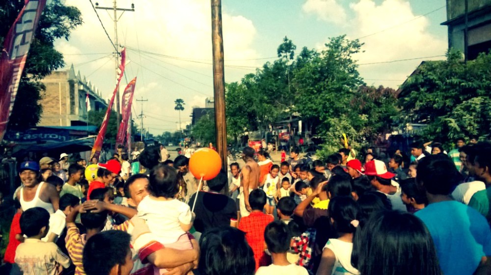 Perlombaan paling ditunggu-tunggu. Antusiasme penonton sudah sampai di ubun-ubun.