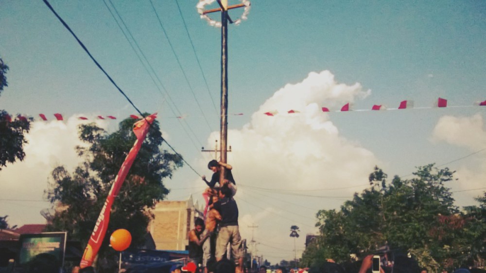Tim pemuda lorong dua berjuang sekuat tenaga menggapai bendera di puncak. Mirip perjuangan para pahlawan dulu ya dalam merebut kemerdekaan.